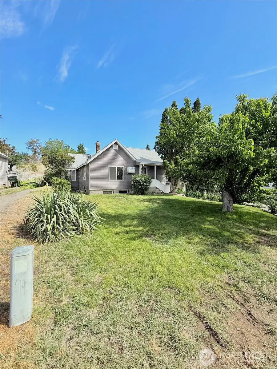 213 Bartlett Avenue E, Omak, WA 98841 - #2