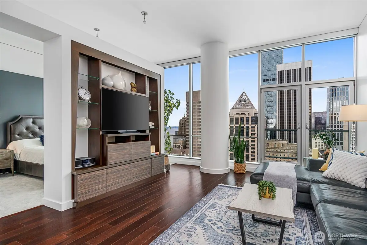 909 5th Avenue #1902, Seattle, WA 98104 - #1