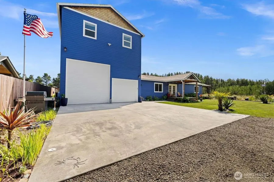 205 9th Street Nw, Long Beach, WA 98631 - #2