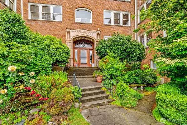 220 W Olympic Place #107, Seattle, WA 98119