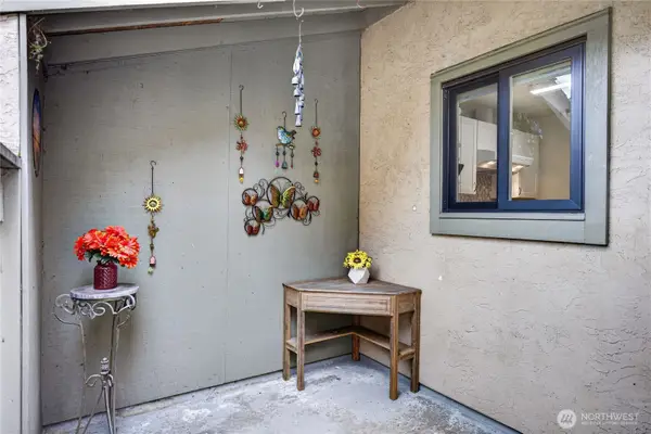 10037 NE 138th Place #D2, Kirkland, WA 98034