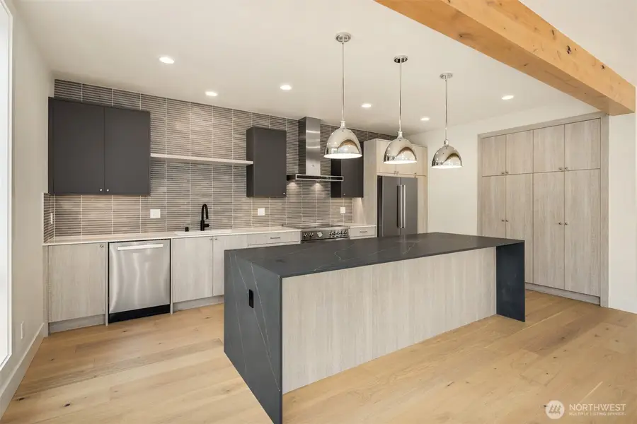 102 NE 44th Street, Seattle, WA 98105 - #3