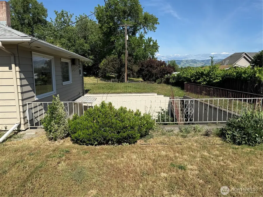 1413 SE Central Avenue, College Place, WA 99324 - #3