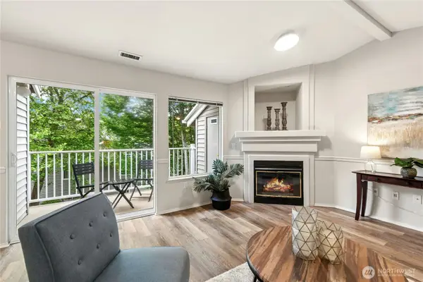 25235 SE Klahanie Boulevard #E305, Sammamish, WA 98029