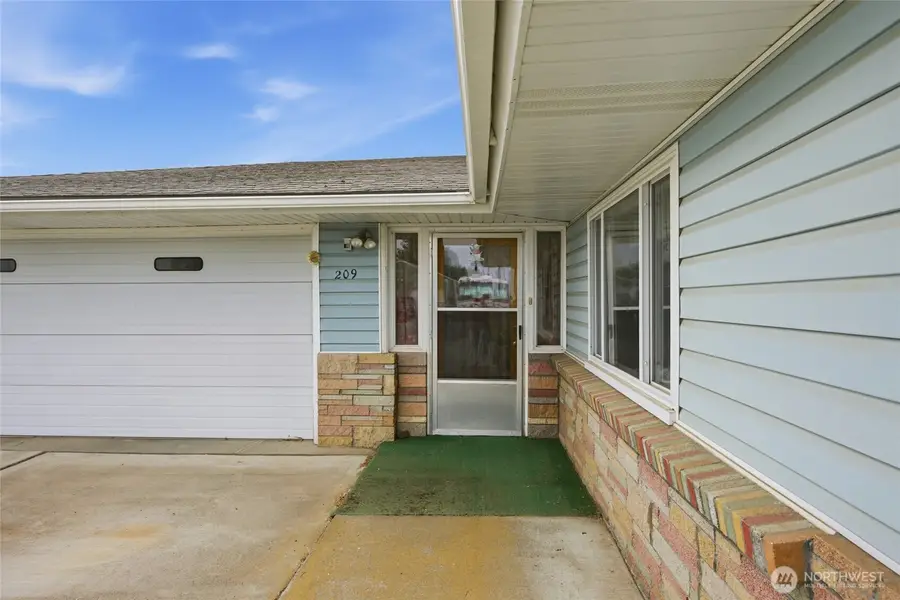 209 W 5th Street, Warden, WA 98857 - #3