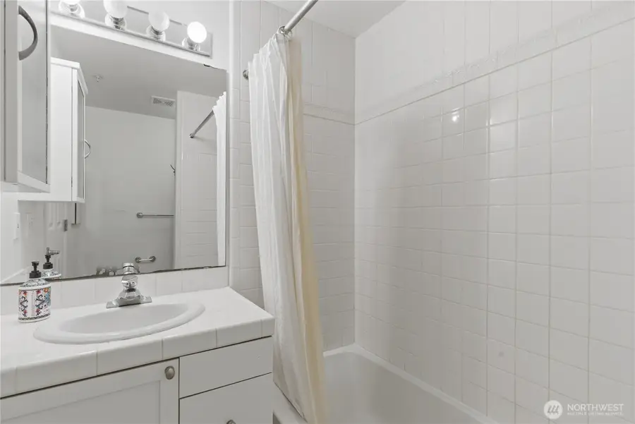 4722 12th Avenue Ne #201, Seattle, WA 98105 - #2