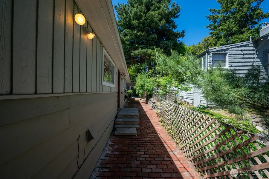 9515 Linden Avenue N, Seattle, WA 98103 - #2