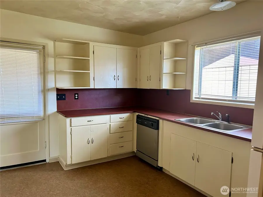 2428 Pacific Avenue, Hoquiam, WA 98550 - #3