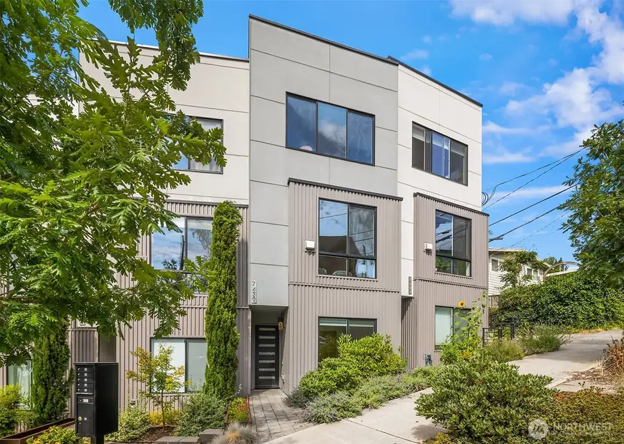 7439 Latona Avenue Ne, Seattle, WA 98115 - #3
