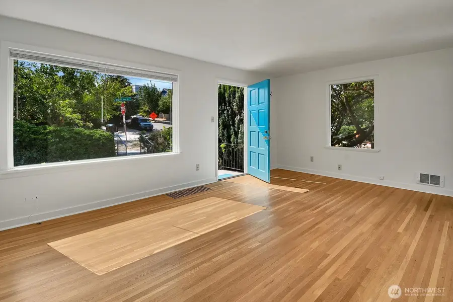 9118 Linden Avenue N, Seattle, WA 98103 - #3