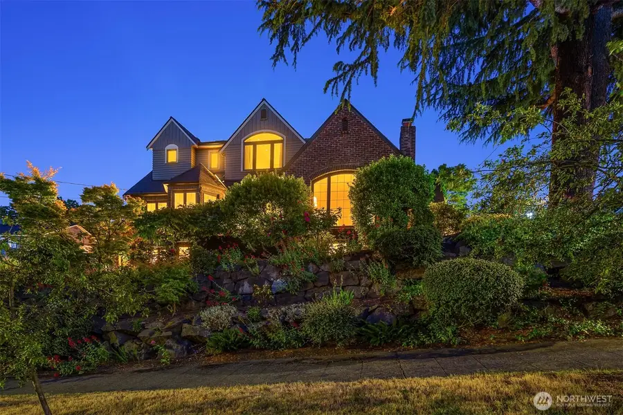 2556 1st Avenue N, Seattle, WA 98109 - #2