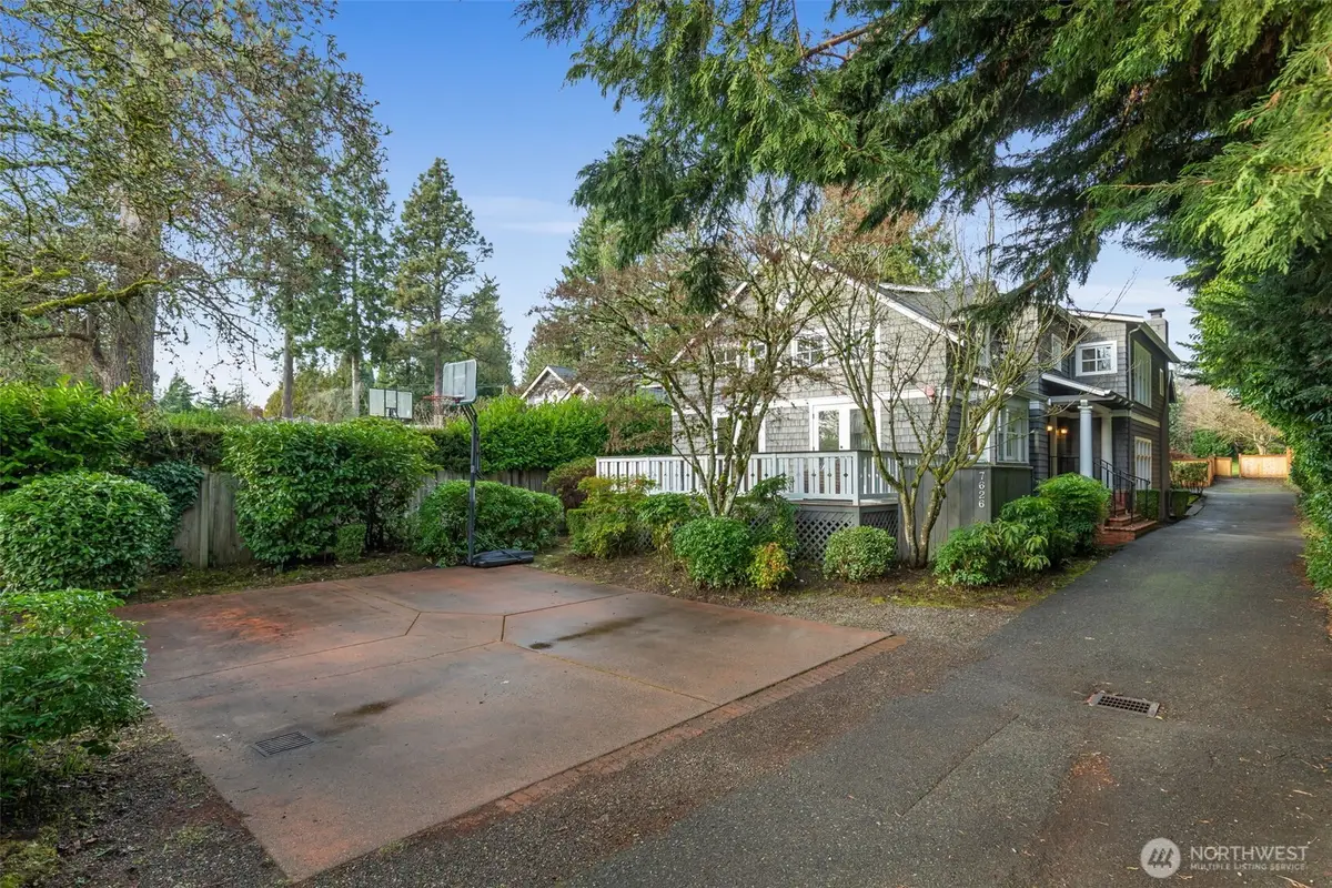 7626 NE 8th Street, Medina, WA 98039 - #1