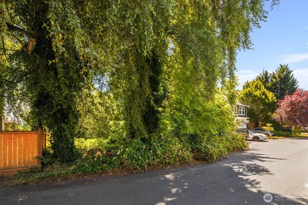 672 Lind Avenue Nw #4, Renton, WA 98057