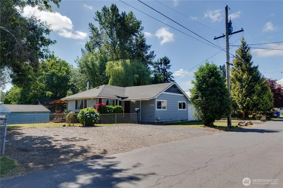 1108 S 8th Avenue, Kelso, WA 98626 - #3
