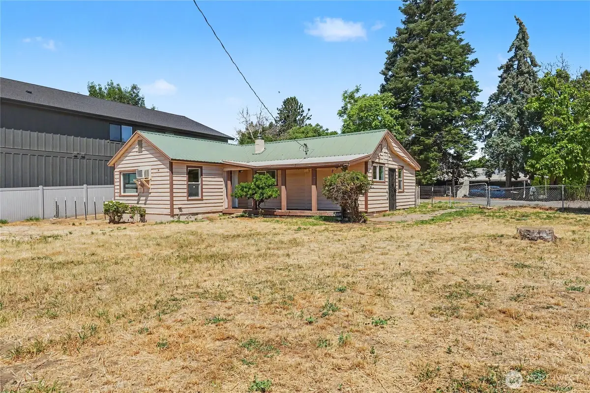68 N Nevada Avenue, East Wenatchee, WA 98802 - #1