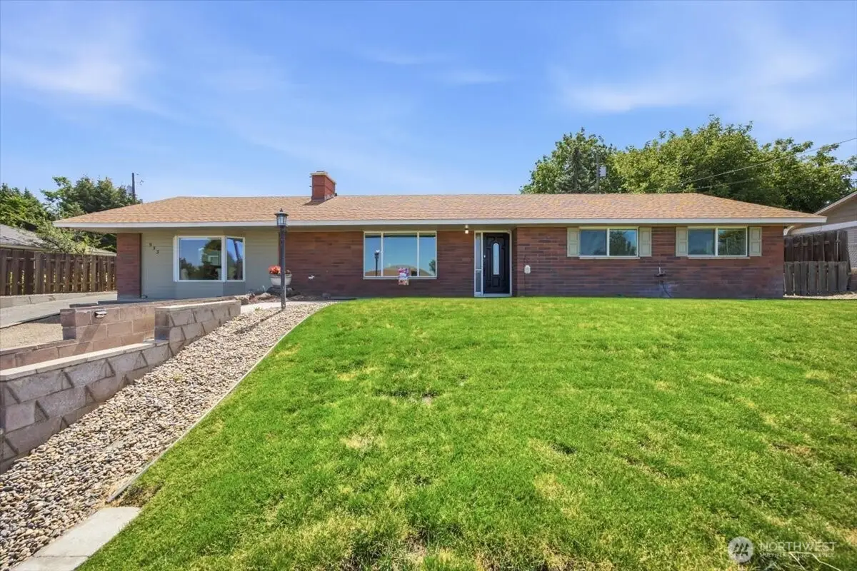 933 Vine Ave, Sunnyside, WA 98944 - #1