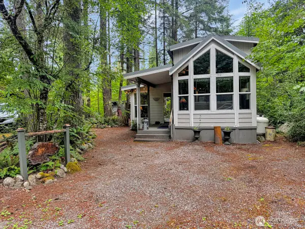 77 Christmas Tree Circle, Deming, WA 98266