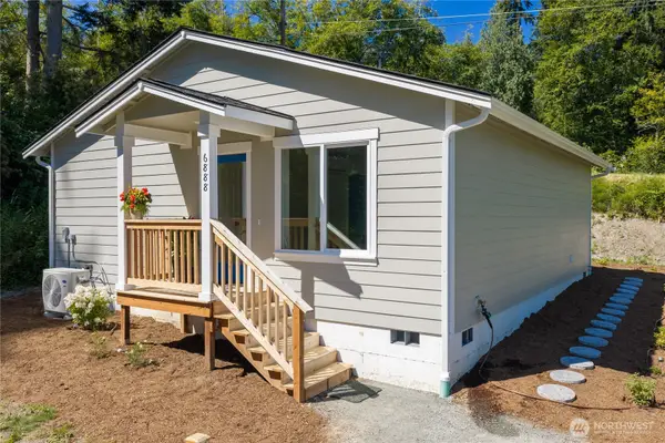 6888 Helena Street, Clinton, WA 98236