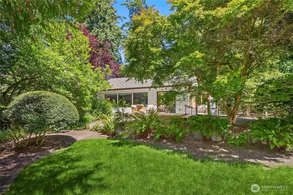 676 Park Avenue Ne, Bainbridge Island, WA 98110