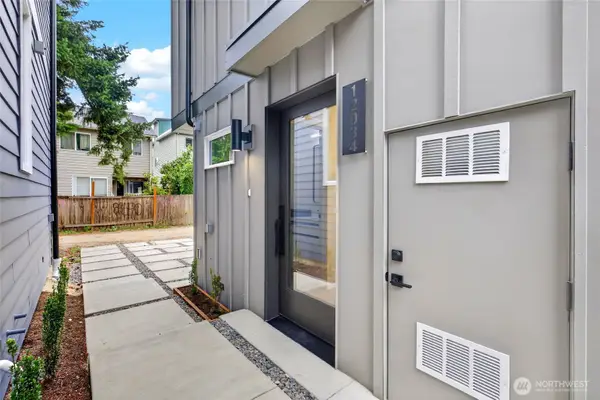 12034 Hiram Place Ne, Seattle, WA 98125