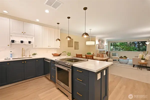 5858 NE Parkpoint Drive #F-203, Seattle, WA 98115