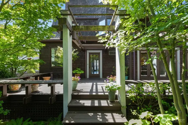 370 Highland Drive, Seattle, WA 98109