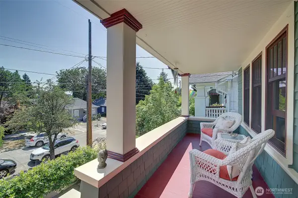 4655 Eastern Avenue N, Seattle, WA 98103