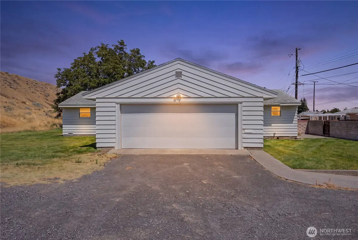 420 11th Street Sw, Ephrata, WA 98823 - #1