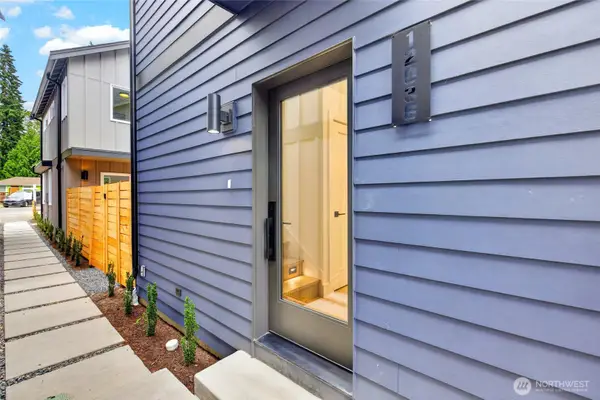 12036 Hiram Place Ne, Seattle, WA 98125