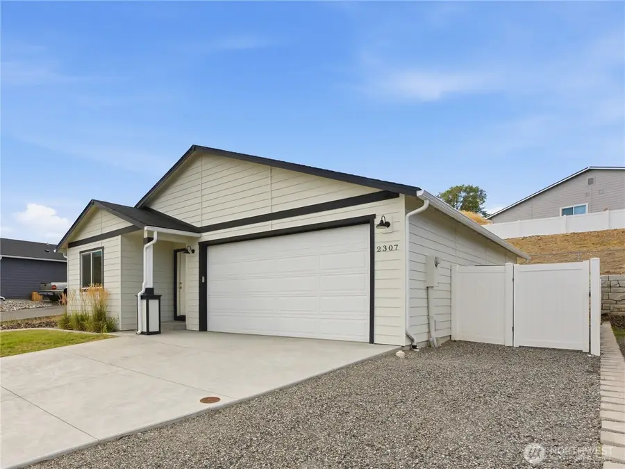 2307 SE Sage Brooke Road, East Wenatchee, WA 98802 - #2