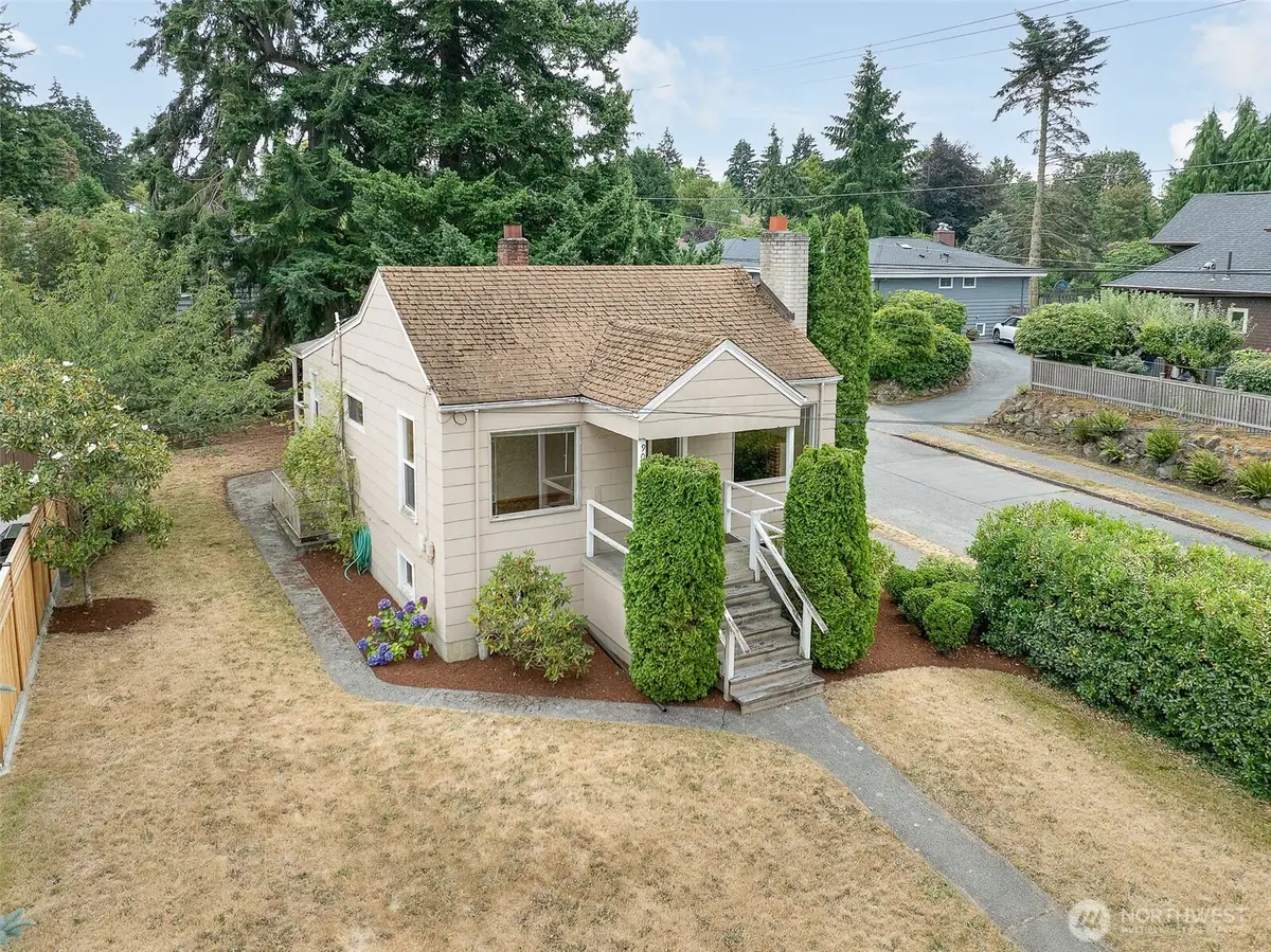 9002 2nd Avenue Ne, Seattle, WA 98115 - #1