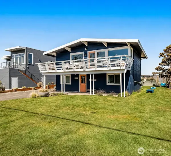 2577 Sunlight Beach Road, Clinton, WA 98236