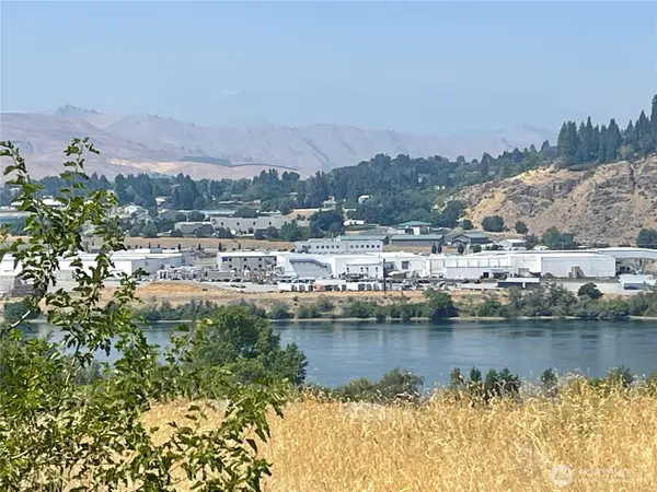 315 NW Deep River Crt #2, East Wenatchee, WA 98802