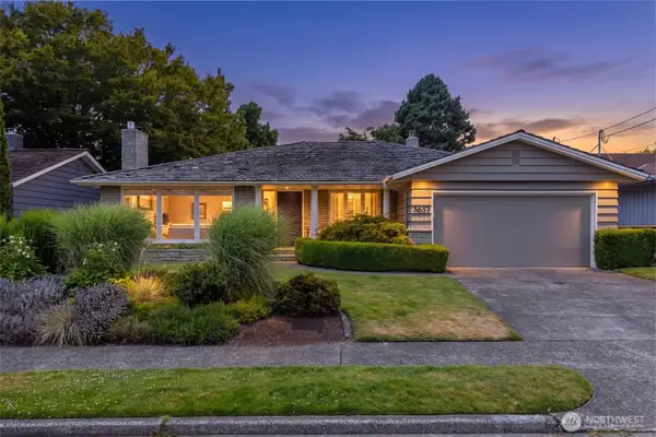 3657 W Viewmont Way W, Seattle, WA 98199