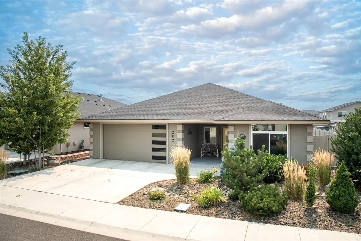 202 E Stanford Avenue, Ellensburg, WA 98926 - #1