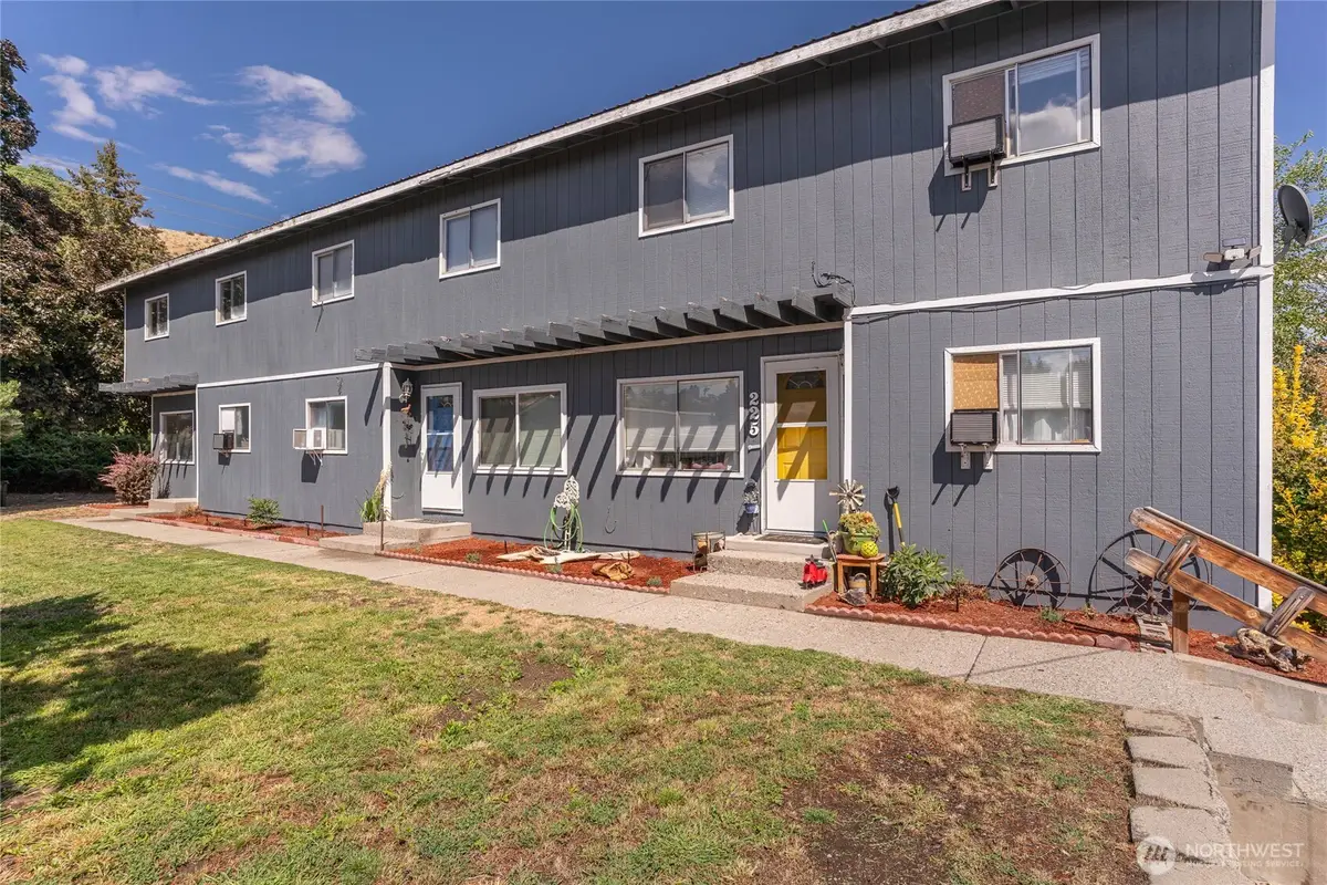 225 W Highland Avenue, Chelan, WA 98816 - #1