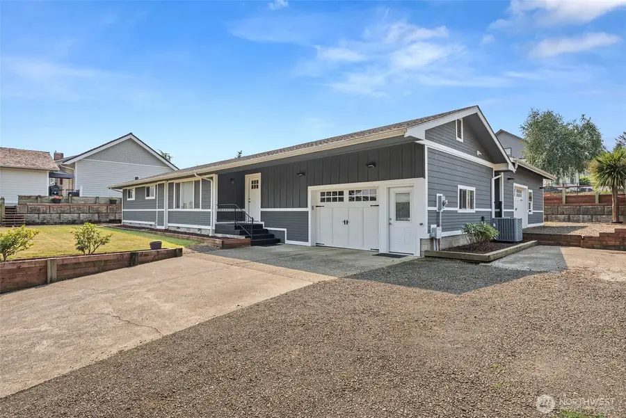 706 Bradford Street, Raymond, WA 98577 - #3