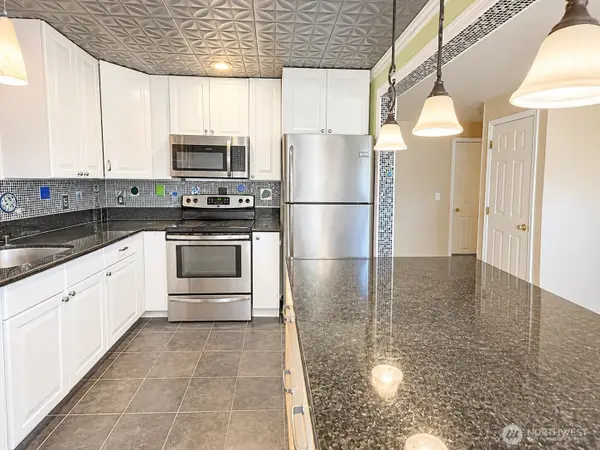 18523 68th Street #205, Kenmore, WA 98028