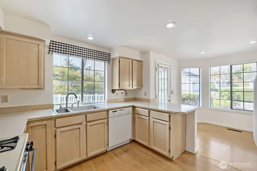 10063 Wallingford Avenue N, Seattle, WA 98133 - #3