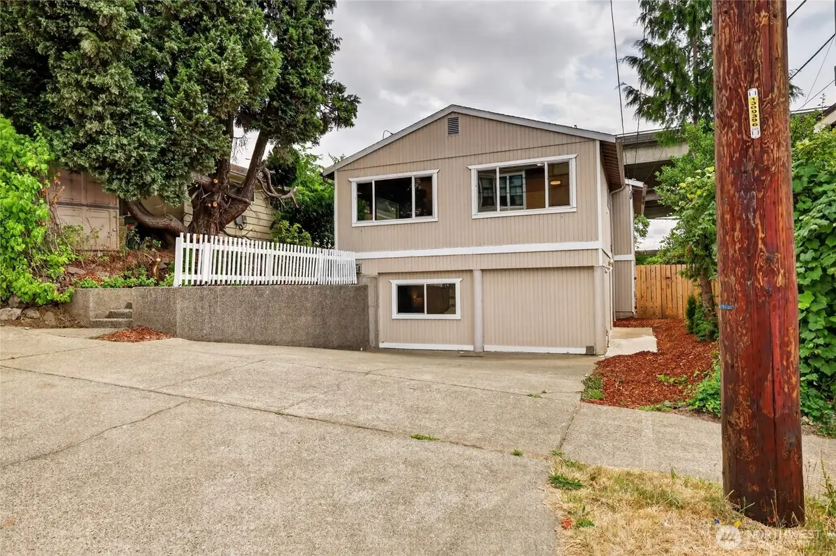 4042 5th Avenue Ne, Seattle, WA 98105 - #1