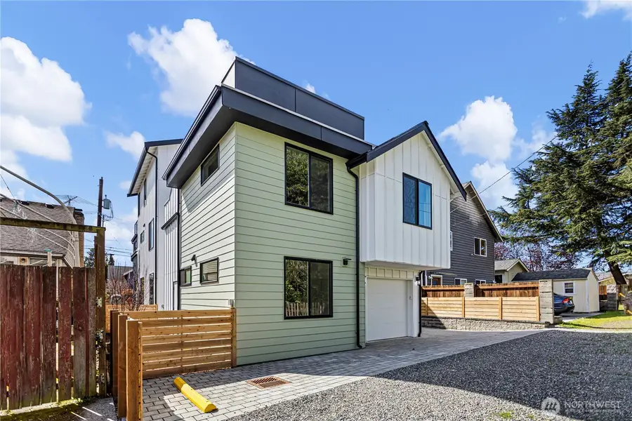516 N 102nd Street, Seattle, WA 98133 - #3