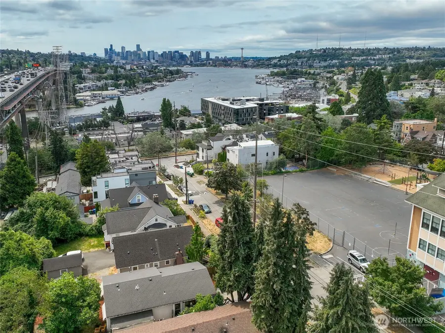 4042 5th Avenue Ne, Seattle, WA 98105 - #2