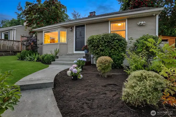 3243 22nd Avenue W, Seattle, WA 98199