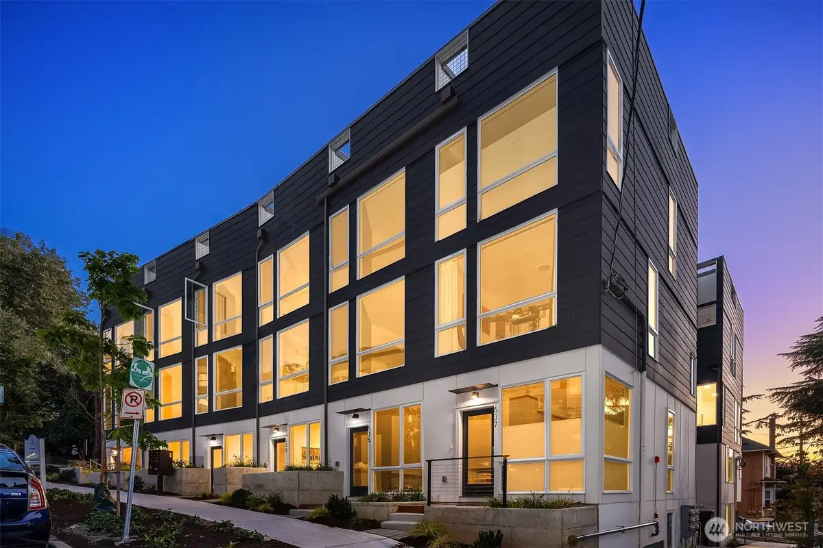 629 13th Avenue E, Seattle, WA 98102 - #1
