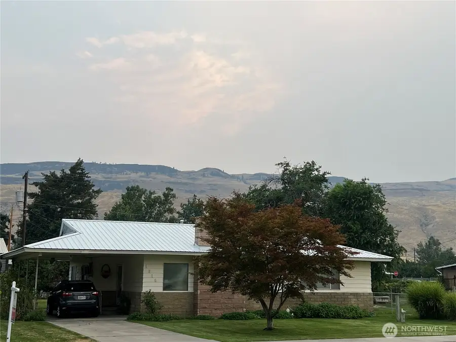 1518 Columbia Avenue, Bridgeport, WA 98813 - #2