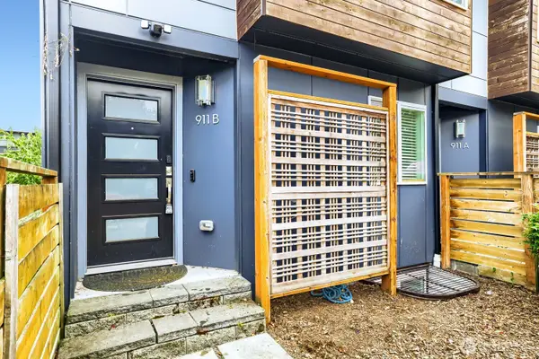 911 N 104th Street #B, Seattle, WA 98133