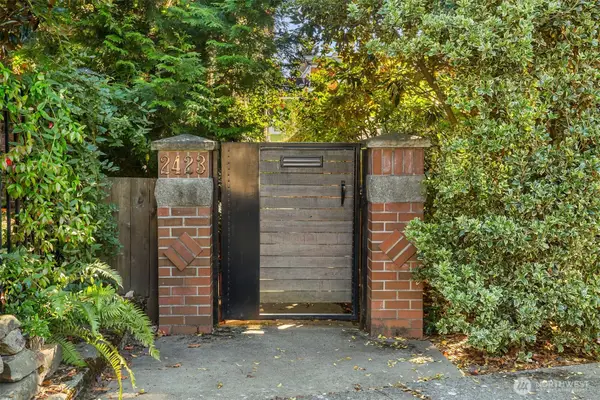 2423 N 75th Street, Seattle, WA 98103