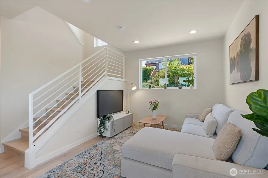8043 19th Avenue Ne, Seattle, WA 98115 - #2