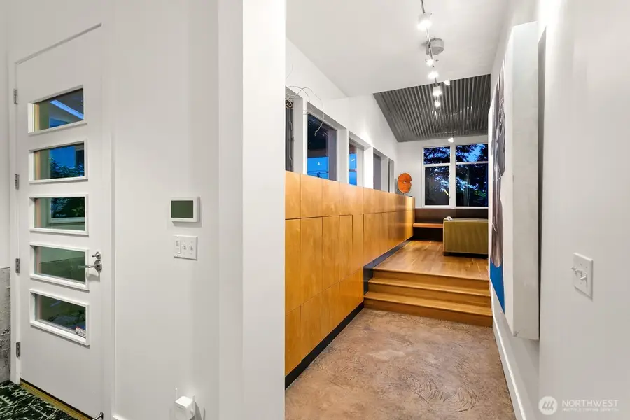 1549 Magnolia Way W, Seattle, WA 98199 - #2