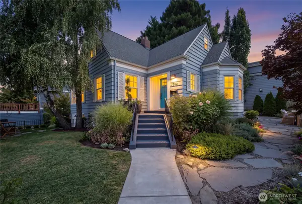 7702 Sunnyside Avenue N, Seattle, WA 98103